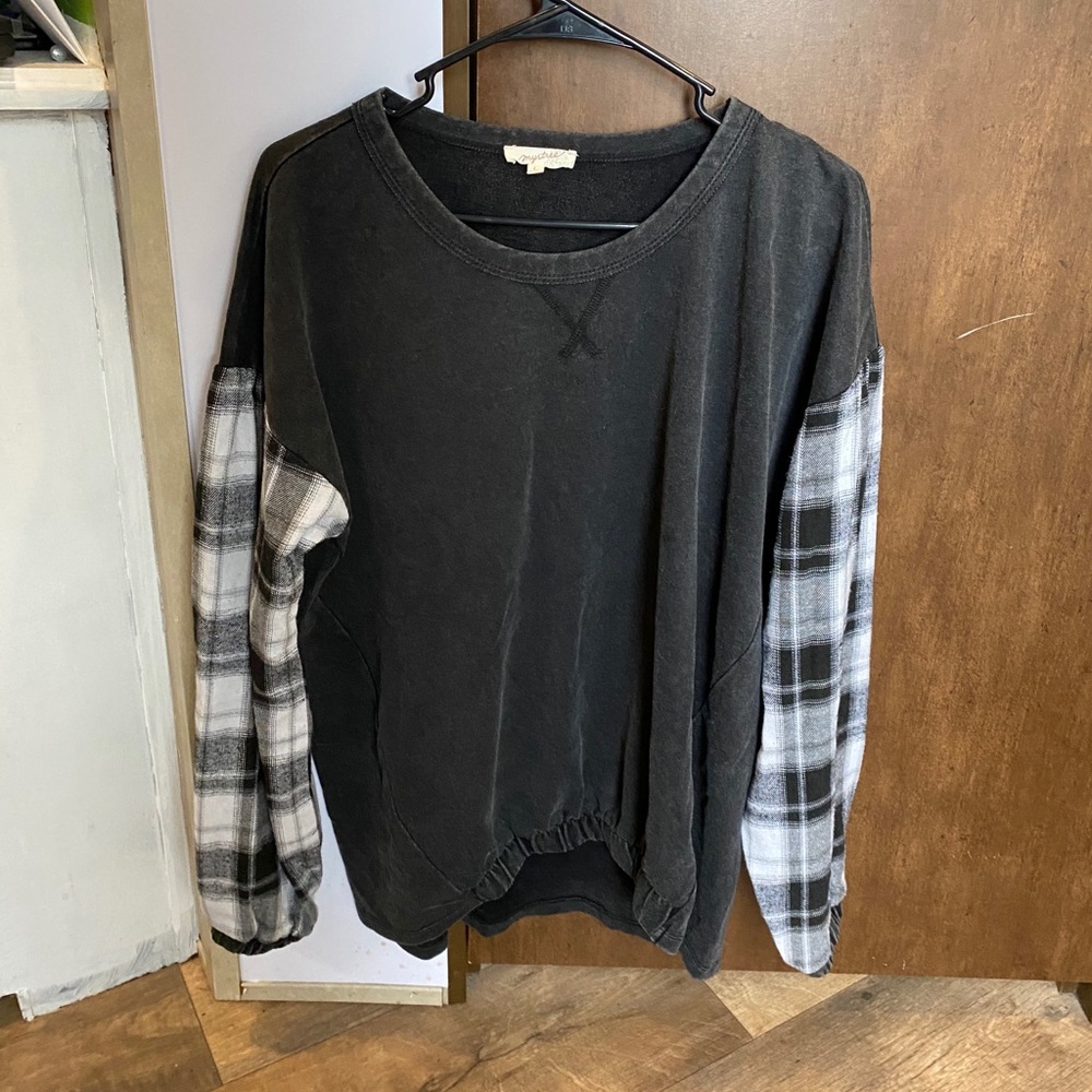 Oversized pullover with plaid sleeves
